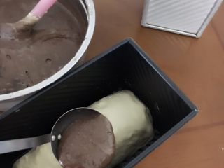 22、黑钻吐司,发酵40分钟观察发到五六分满即可,面团四周与吐司盒之间还留有余地,徐徐倒入可可面糊,把吐司覆盖起来