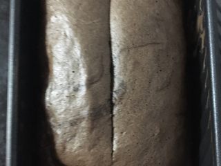 24、黑钻吐司,烤至一半时间把面包拿出来,中间划一道口子,继续再烤