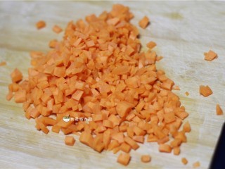 4、土豆饼,胡萝卜切成小丁