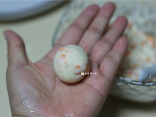 8、土豆饼,取出一块面团,搓成小球