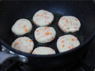 10、土豆饼,平底锅内放少许油,放入土豆饼胚两面煎熟