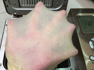 2、燕麦辫子花环汉堡面包,28分钟后揉面完成，检查面团状态。