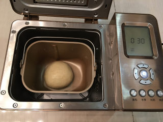 3、燕麦辫子花环汉堡面包,将面团整理好，重新放入面包机中进行基础发酵，时间为30分钟。