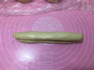 7、燕麦辫子花环汉堡面包,然后再对折一次。
