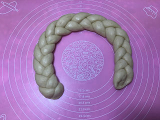 11、燕麦辫子花环汉堡面包,然后编右侧。