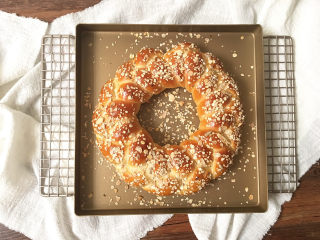 16、燕麦辫子花环汉堡面包,烘烤结束后取出。