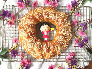 17、燕麦辫子花环汉堡面包,放在晾网上晾凉。