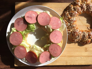 19、燕麦辫子花环汉堡面包, 再放上一层火腿片。