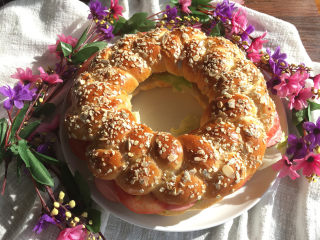 21、燕麦辫子花环汉堡面包,挤上沙拉酱后将别一半花环面包压在上面。