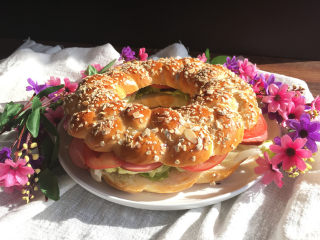 22、燕麦辫子花环汉堡面包,花环汉堡就做好了。