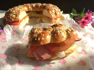 23、燕麦辫子花环汉堡面包,切成合适的块就可以享用了。