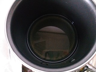 4、日式棉花蛋糕,油放在奶锅里，用小火加热出现纹路关火