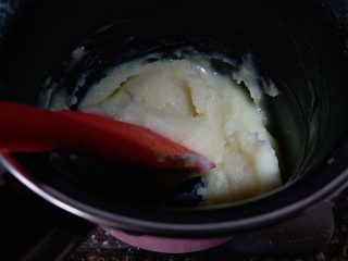 5、日式棉花蛋糕,把低粉过筛到油里，用刮刀拌均匀