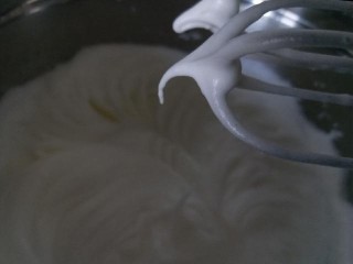 7、日式棉花蛋糕,分三次把砂糖加入到蛋清内，用电动打蛋器低速打发至湿性发泡，提起打蛋器呈小弯勾状