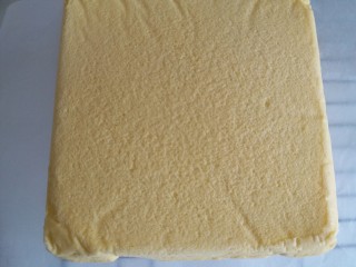 12、日式棉花蛋糕,150度烘烤45分钟，出炉后立马把蛋糕倒扣在冷却架上。冷却架上铺油纸，倒扣后撕掉蛋糕上的油纸