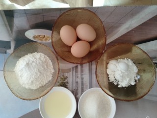 1、电饭煲蛋糕,准备食材（鸡蛋要用到4个，拍照时只拍了3个）