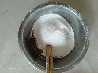 3、电饭煲蛋糕,蛋黄里加入6勺糖搅拌均匀，然后加玉米油，再筛入蛋糕粉和玉米淀粉