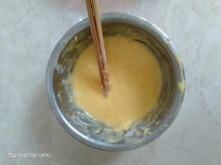 4、电饭煲蛋糕,搅拌均匀