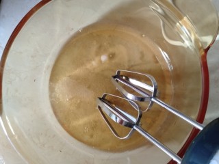 5、电饭煲蛋糕,加1勺糖、几滴醋、几粒盐开始打蛋白（打蛋白要分3次放糖）