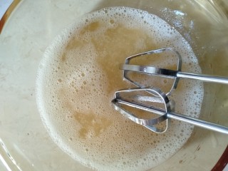 6、电饭煲蛋糕,打了如图这样有细小泡泡又加1勺糖继续打