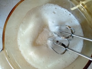 7、电饭煲蛋糕,打到有浓密泡泡了再加1勺糖继续打（如图）