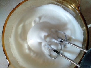 8、电饭煲蛋糕,打到出现纹路，立起来就可以了（如图）