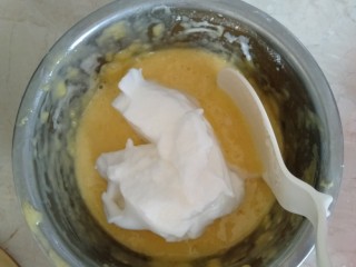 9、电饭煲蛋糕,装1勺蛋白到蛋黄糊里拌匀（记住不可以画圈搅拌 否则会消泡，要上下翻拌）