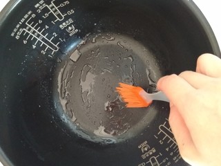 12、电饭煲蛋糕,电饭煲预热好，刷上油