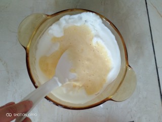 10、电饭煲蛋糕,然后把蛋黄糊倒入蛋白里搅拌均匀