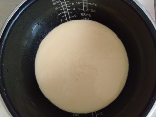 13、电饭煲蛋糕,把拌好的蛋糕糊倒入锅胆里 震出气泡