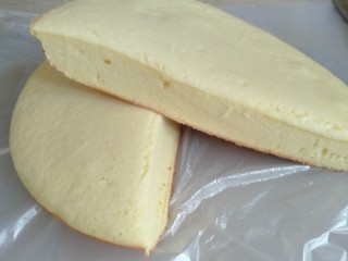 16、电饭煲蛋糕,倒出来之后会回缩一点，没有刚开盖的时候那么鼓