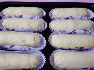 11、香葱芝士面包,发酵完成以后刷上一层蛋液