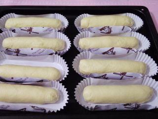 10、香葱芝士面包,所有面团包好火腿肠放入烤箱发酵20-30分钟（具体看发酵情况定时间）