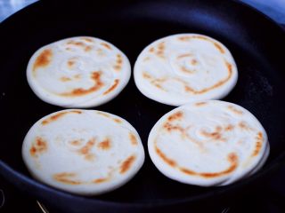 15、卤肉夹馍,直至两面煎至金黄色即可关火。