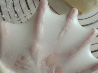 4、热狗面包,然后加入黄油继续揉至出膜