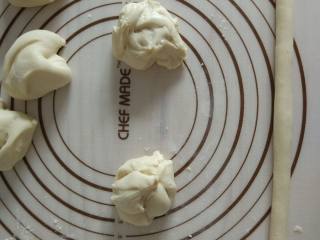 5、热狗面包,面团分割成6份，然后揉至长条