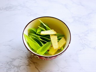 3、炸鸡柳,切葱花和姜片