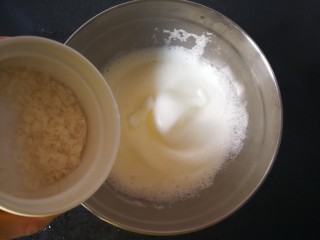 9、原味戚风蛋糕,蛋清打至细腻时，再加入白糖2的1/3份量，同样是15克，中低速继续打发。