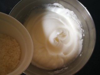 10、原味戚风蛋糕,打至有细腻纹路时，加入白糖2中的最后15克份量，电动打蛋器切换中高速打发。