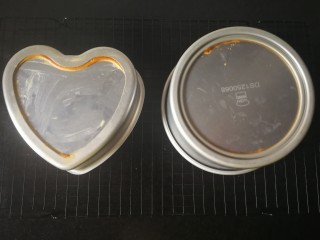 16、原味戚风蛋糕,烤完后滴声提示，迅速取出从高处摔下，震两下震出热气，倒扣在晾网上冷却至凉。切记倒扣！倒扣！倒扣！