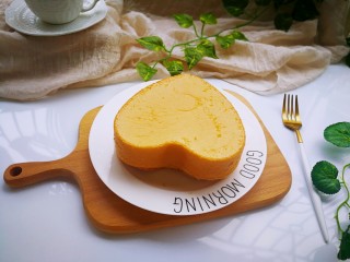 17、原味戚风蛋糕,完全冷却后，用脱模刀脱模即可。