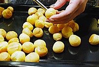 16、金丝泡芙塔,将锅子座入冷水中，继续搅拌，搅拌至温热即可放一边晾凉，晾凉的酱装入裱花袋，用泡芙专用花嘴将香草卡仕达酱挤入泡芙内即可