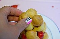 18、金丝泡芙塔,趁糖热时，将泡芙底面和侧面蘸上焦糖，摞成塔