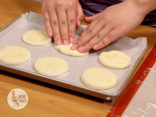 9、金枪鱼披萨,味道鲜美,馅料十足,用保鲜膜盖好避免表面变干