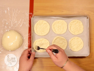 11、金枪鱼披萨,味道鲜美,馅料十足,接着用叉子在小披萨上面扎一些小孔,这样可以防止在烤的时候膨胀起来