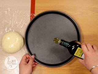 13、金枪鱼披萨,味道鲜美,馅料十足,接下来在一个12寸圆形披萨盘上倒一点特级初榨橄榄油