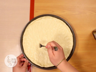 17、金枪鱼披萨,味道鲜美,馅料十足,然后用叉子轻轻扎一些小孔后