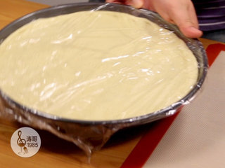 18、金枪鱼披萨,味道鲜美,馅料十足,用保鲜膜盖起来放在温暖的地方让它醒发