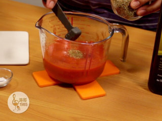 20、金枪鱼披萨,味道鲜美,馅料十足,然后加入牛至,它是一种天然香料,也称披萨草