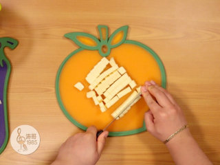 25、金枪鱼披萨,味道鲜美,馅料十足,最后把马苏里拉芝士切成小块就可以开始组装披萨了